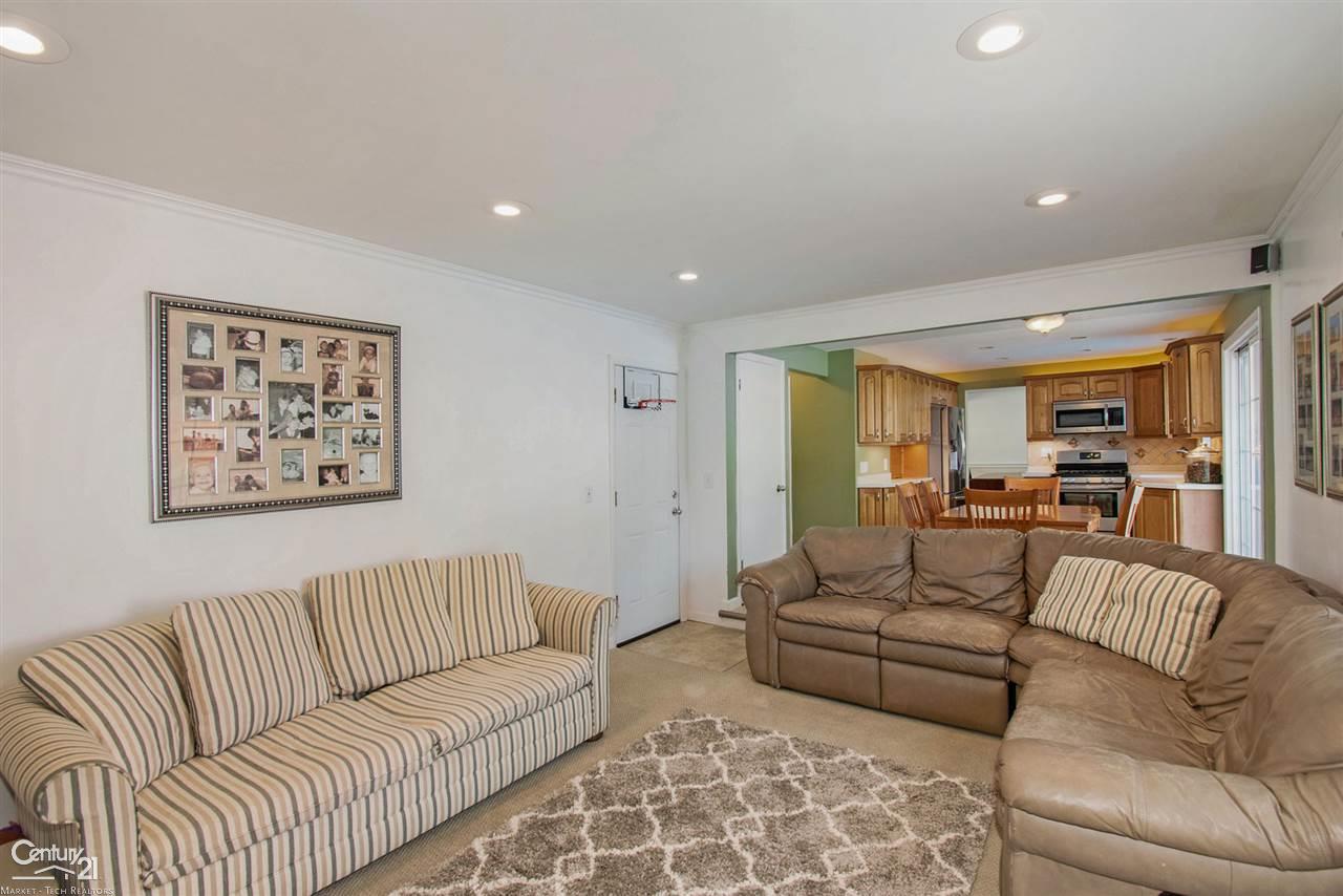 32306 Woody Road Fraser, MI 48026 - Photo 6 of 37 31392150-5.JPG