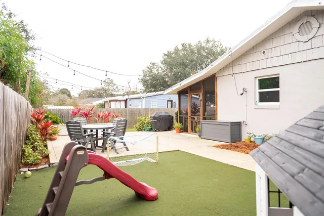 a view of a house with backyard