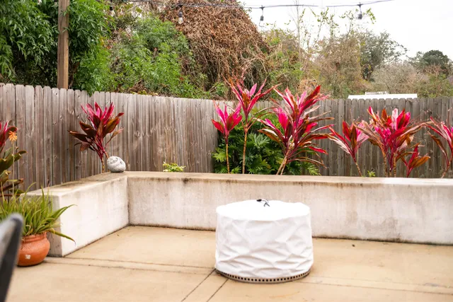 a view of a house with backyard and garden