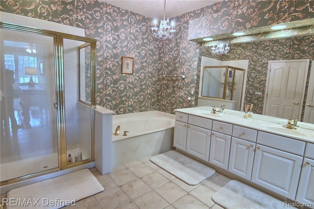 1970 Dunham Drive Rochester, MI 48306 - Photo 19 of 29 Master_Bathroom.jpg