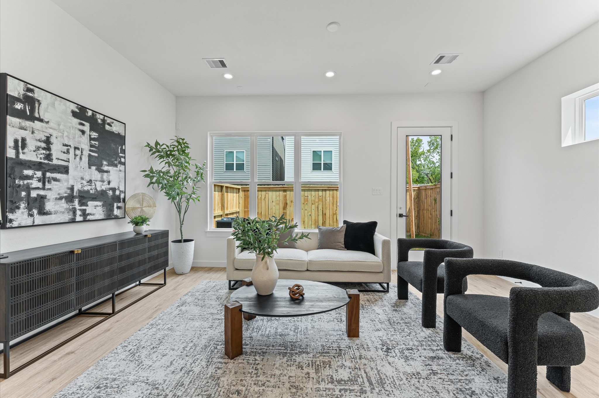 6421 Madrid Street Houston, TX 77021 - Photo 3 of 23 First floor living area
