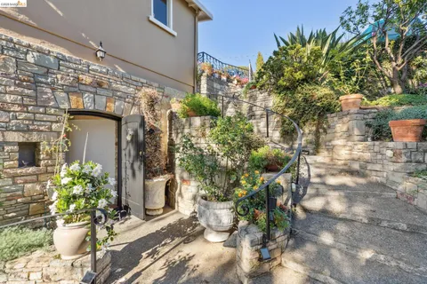 $1,395,000 | 28 Marina Ct Drive, San Rafael, CA 94901