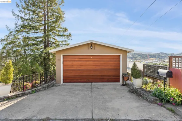 $1,395,000 | 28 Marina Ct Drive, San Rafael, CA 94901