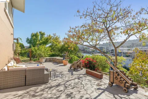 $1,395,000 | 28 Marina Ct Drive, San Rafael, CA 94901