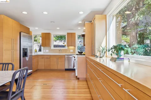 $1,395,000 | 28 Marina Ct Drive, San Rafael, CA 94901