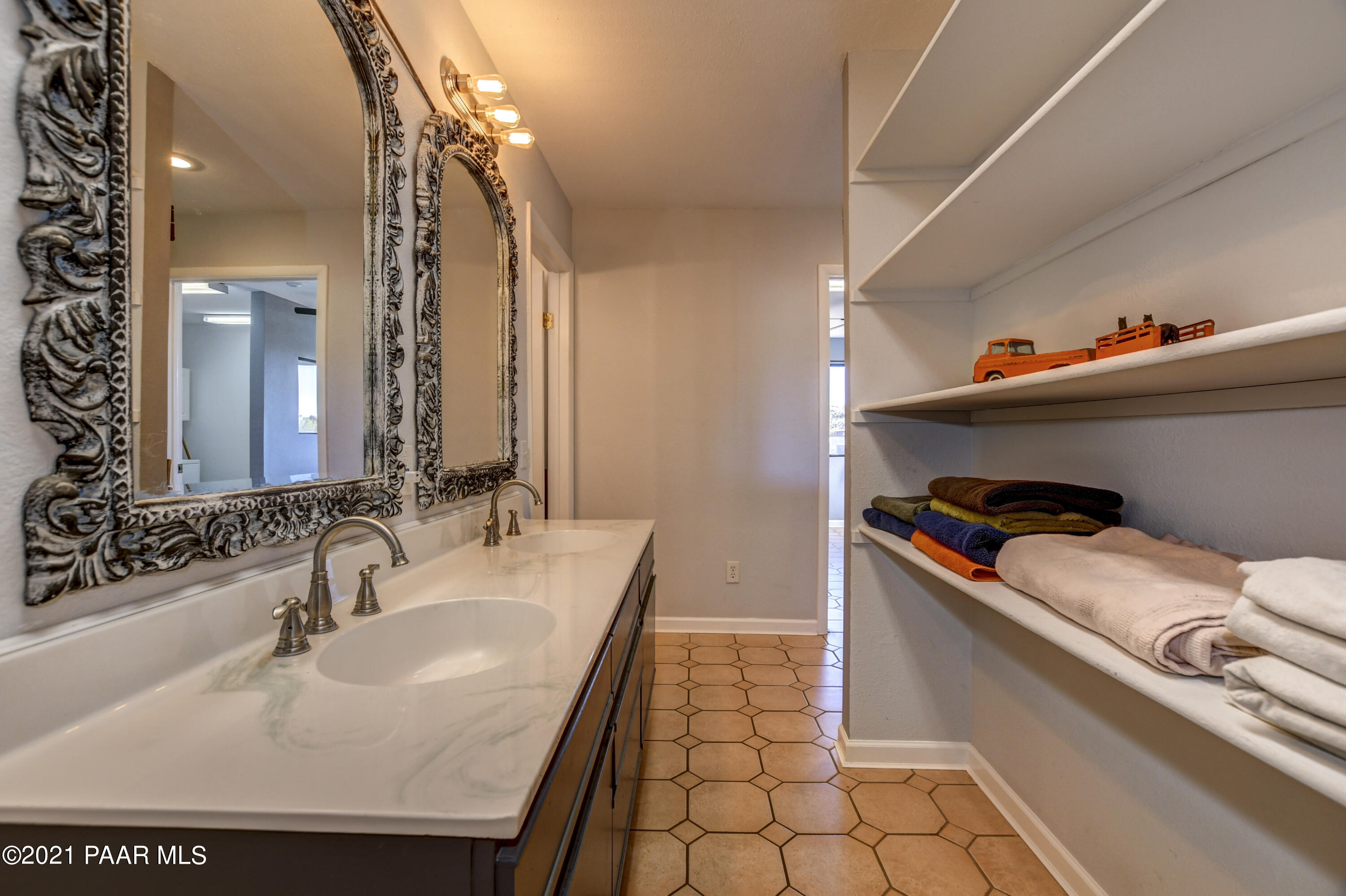 16925 East Roadrunner Road Spring Valley, AZ 86333 - Photo 46 of 58 Master Bathroom 1