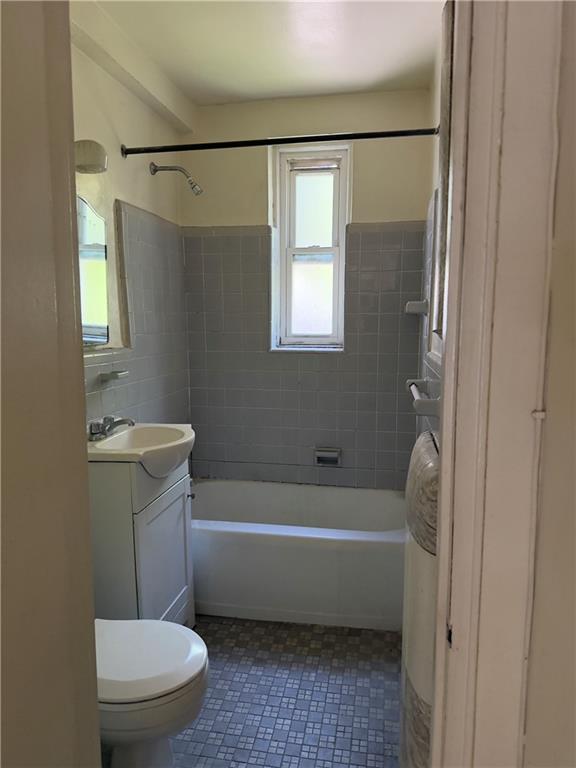 9430 Ridge Boulevard, Unit 1H Brooklyn, NY 11209 - Photo 5 of 7 a bathroom with a toilet a sink and bathtub