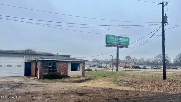 $600,000 | 901 Highway 82, Greenwood, MS 38930