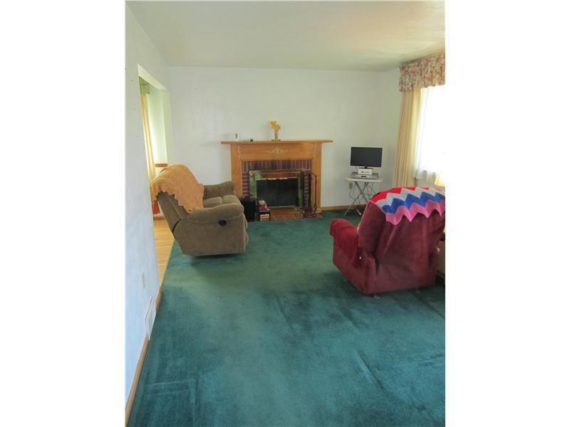 511 West Ingomar Road Pittsburgh, PA 15237 - Photo 3 of 12 Living Room.