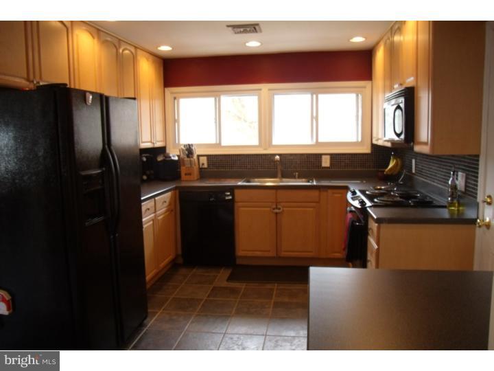 41 Hamlet Road Levittown, PA 19056 - Photo 4 of 25 Kitchen