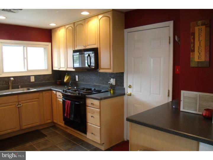41 Hamlet Road Levittown, PA 19056 - Photo 5 of 25 Kitchen