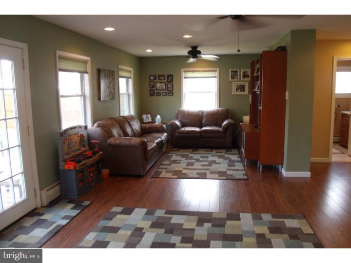 41 Hamlet Road Levittown, PA 19056 - Photo 8 of 25 Living Room