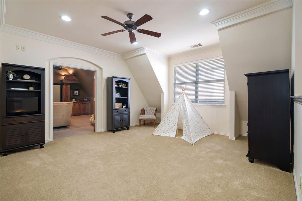 6724 Frankford Road Dallas, TX 75252 - Photo 26 of 40 an empty room with closet and mirrors