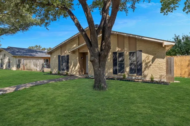 a view of a house with backyard