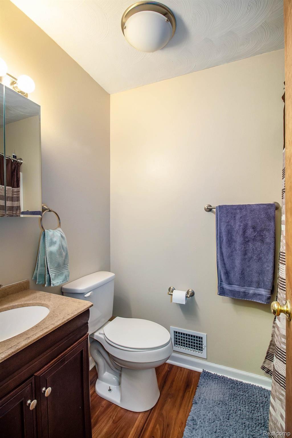 10675 Bell Oak Road Fowlerville, MI 48836 - Photo 11 of 39 Entry level full bathroom