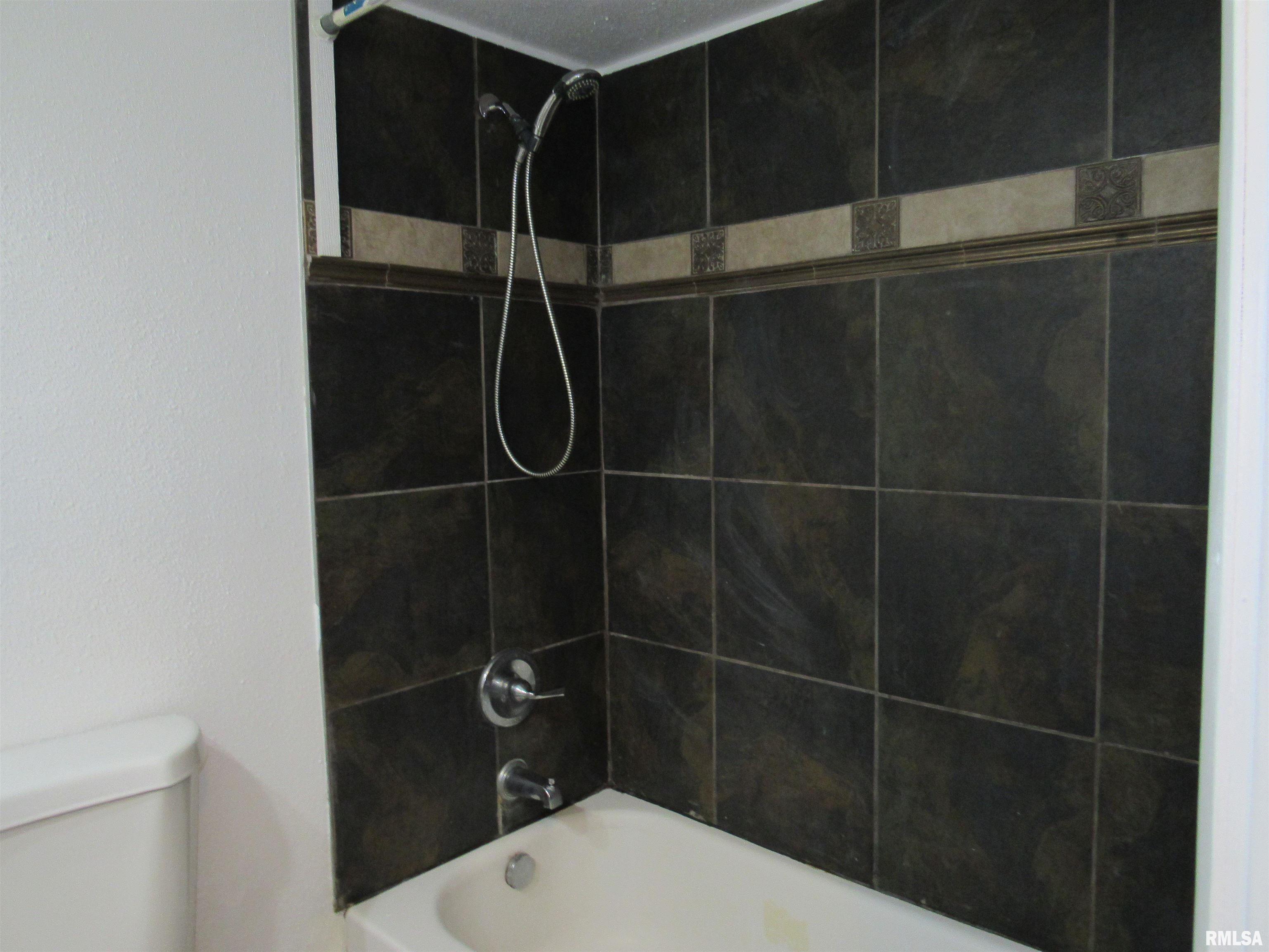 345 8th Street Bettendorf, IA 52722 - Photo 11 of 24