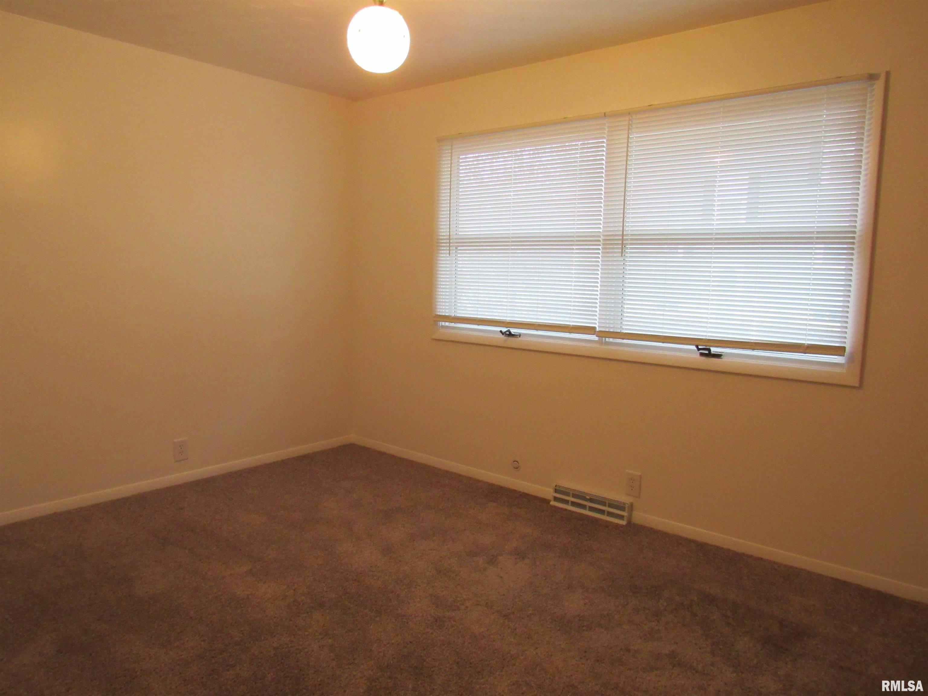 345 8th Street Bettendorf, IA 52722 - Photo 12 of 24