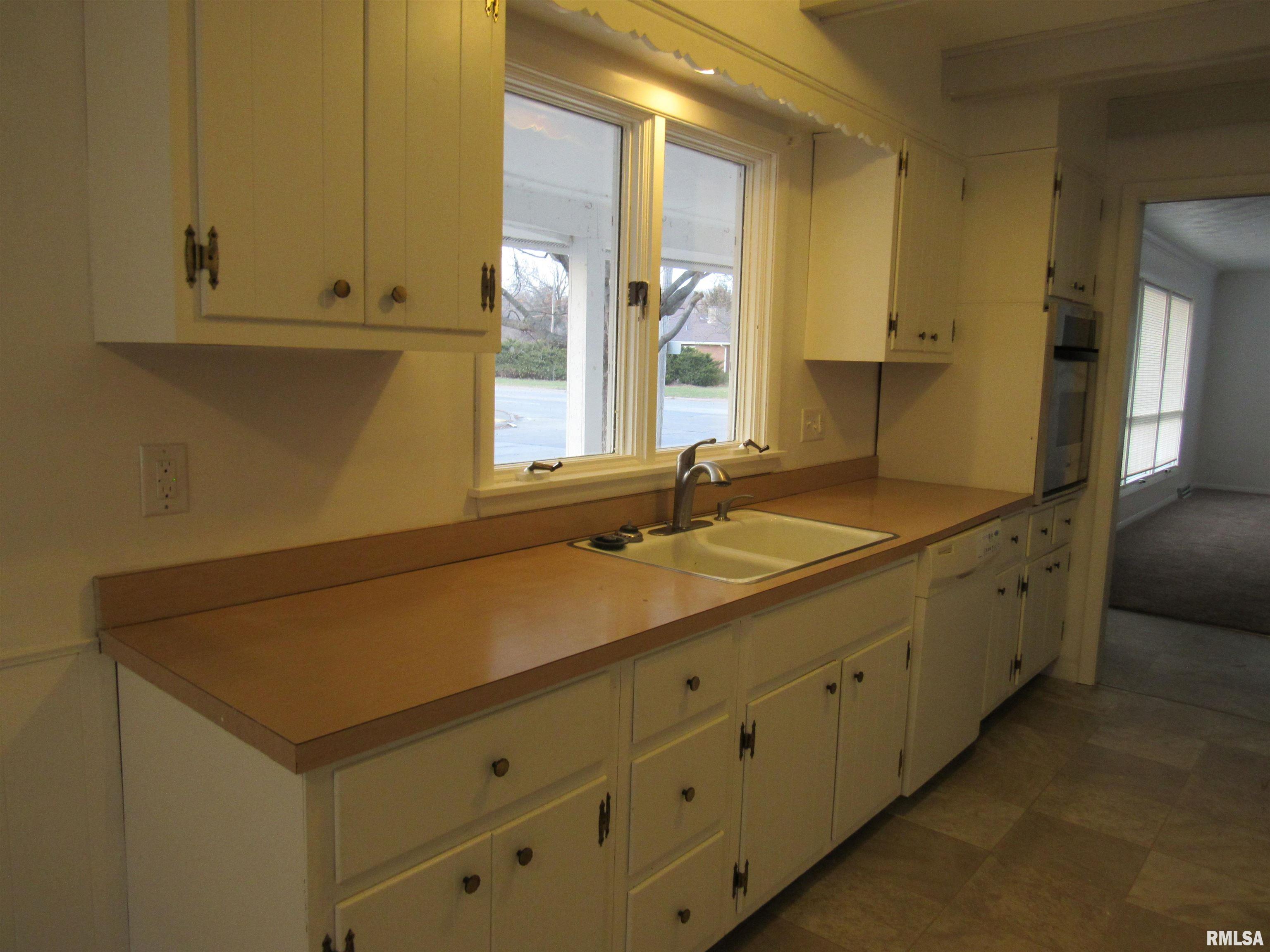 345 8th Street Bettendorf, IA 52722 - Photo 4 of 24