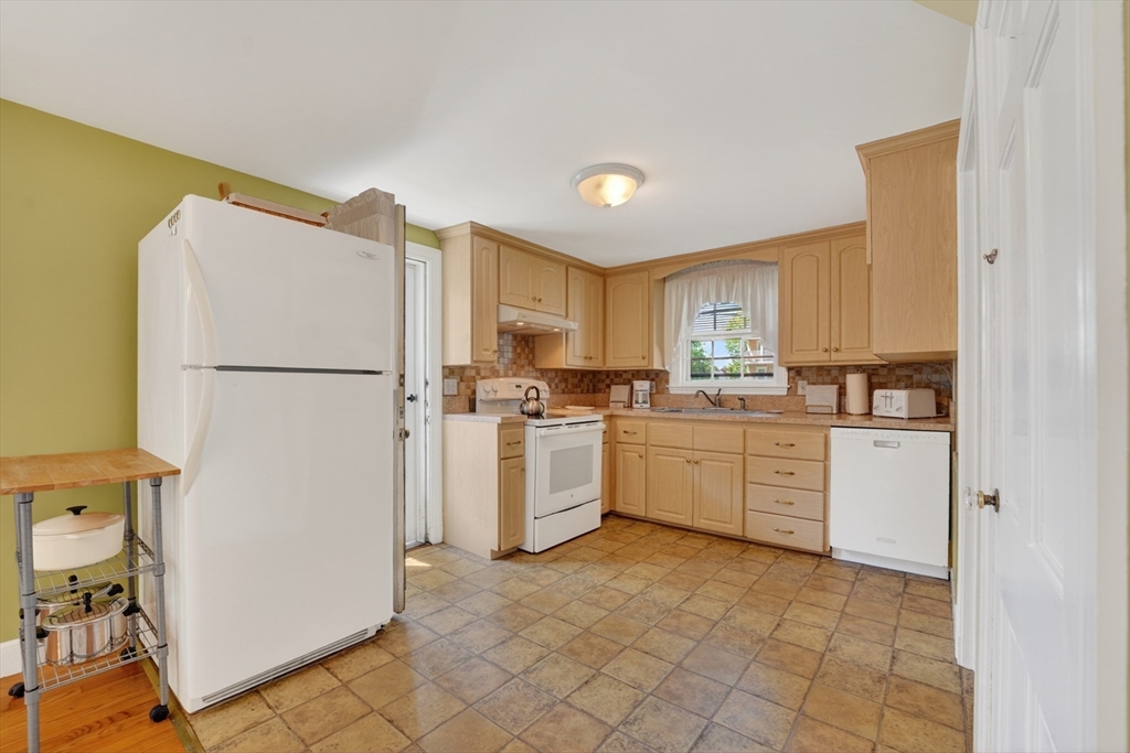490 Webster Street Needham, MA 02494 - Photo 10 of 37