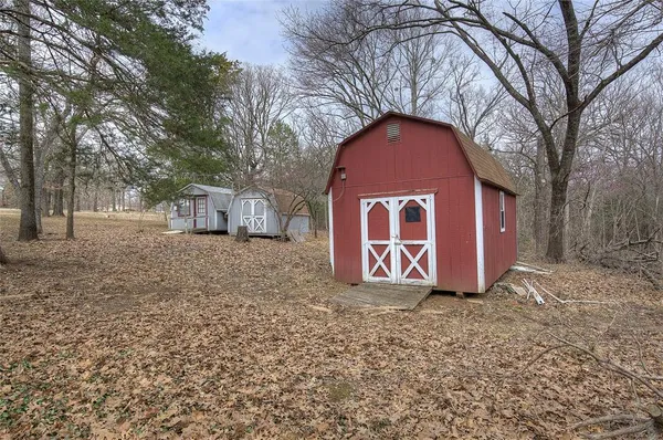 a view of backyard of the house