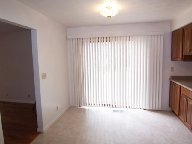 6403 North Camelot Road Peoria, IL 61615 - Photo 5 of 9 Gallery Image 5