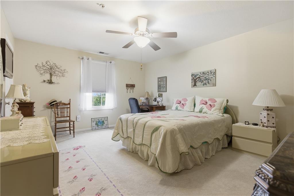 1 Coraopolis Road, Unit 300 Coraopolis, PA 15108 - Photo 12 of 25 Plenty of room in this comfortable space