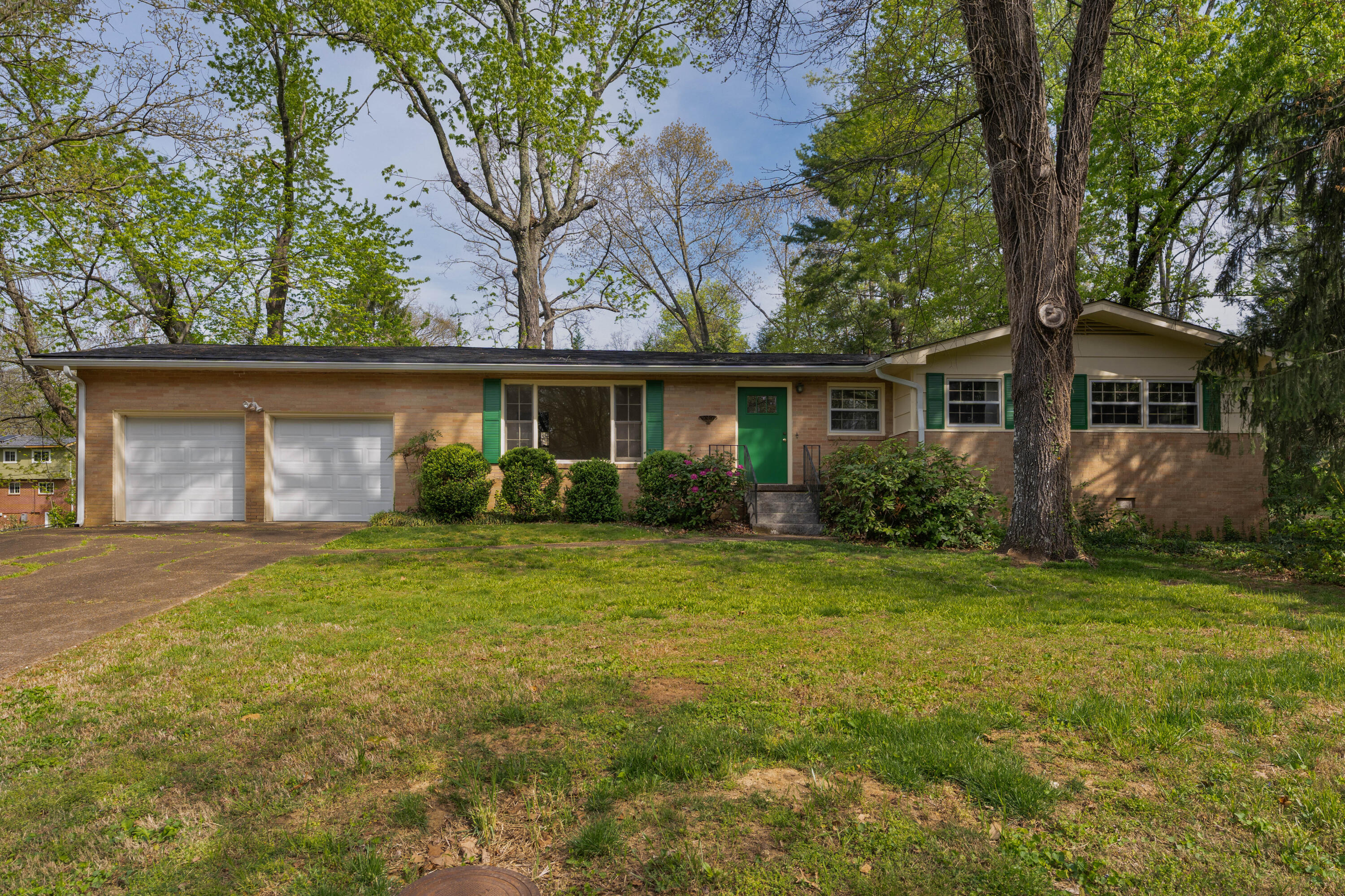 1006 Crown Point Road East Signal Mountain, TN 37377 - Photo 3 of 30 05 - 1006 Crown Point Rd E - Exterior