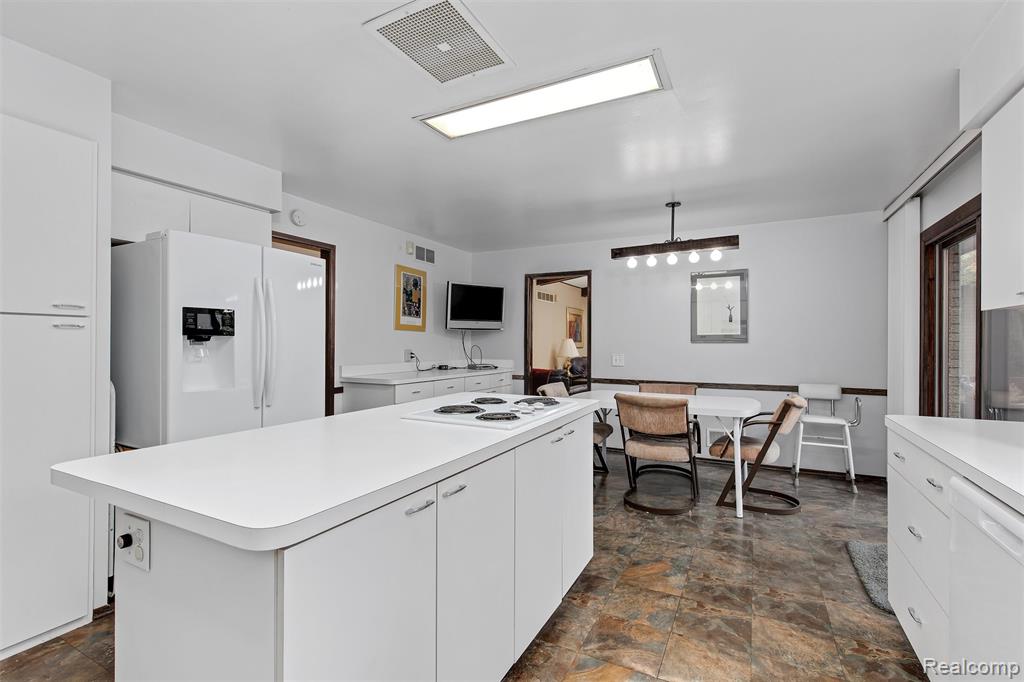 31017 Carriage Hill Road Farmington Hills, MI 48331 - Photo 18 of 39