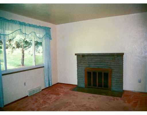 208 Dorseyville Road Pittsburgh, PA 15215 - Photo 3 of 6 Living Room.