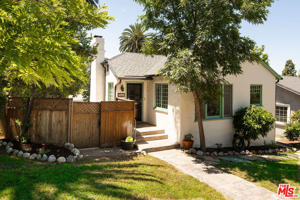 264 Robinson Road Pasadena, CA 91104 - Photo 1 of 1 a front view of a house with garden
