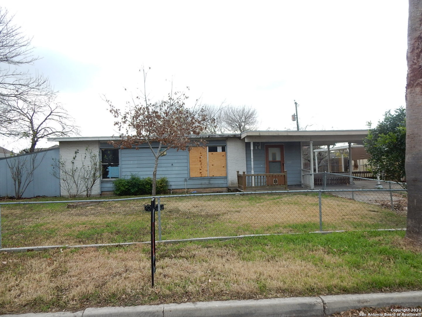 a view of a house with a backyard