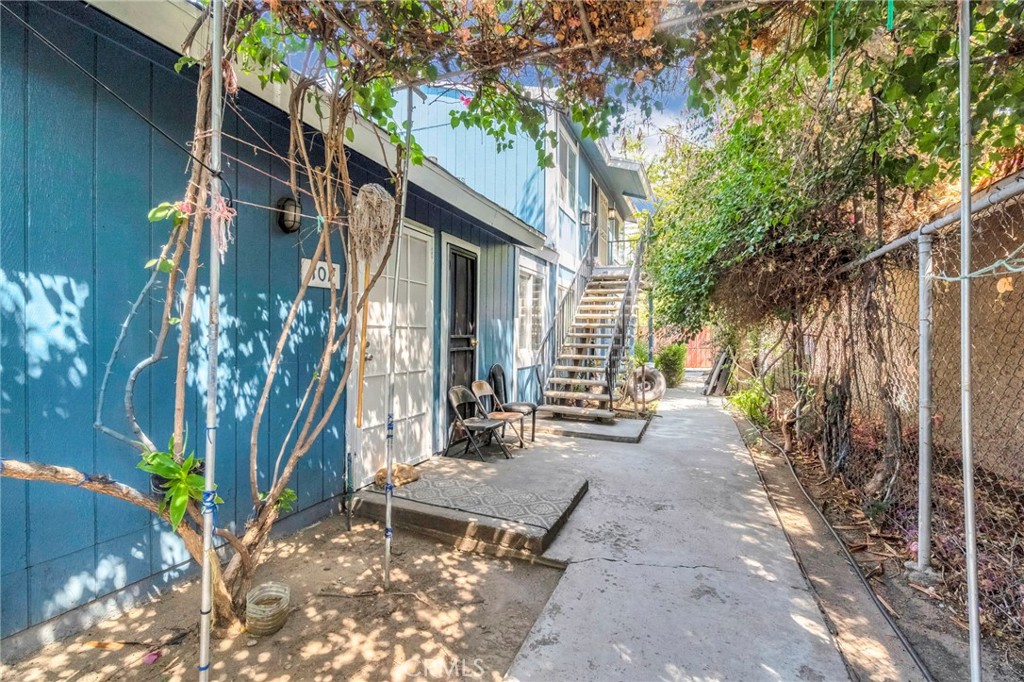 1622 B Street Fresno, CA 93706 - Photo 17 of 32 a backyard of a house with outdoor seating