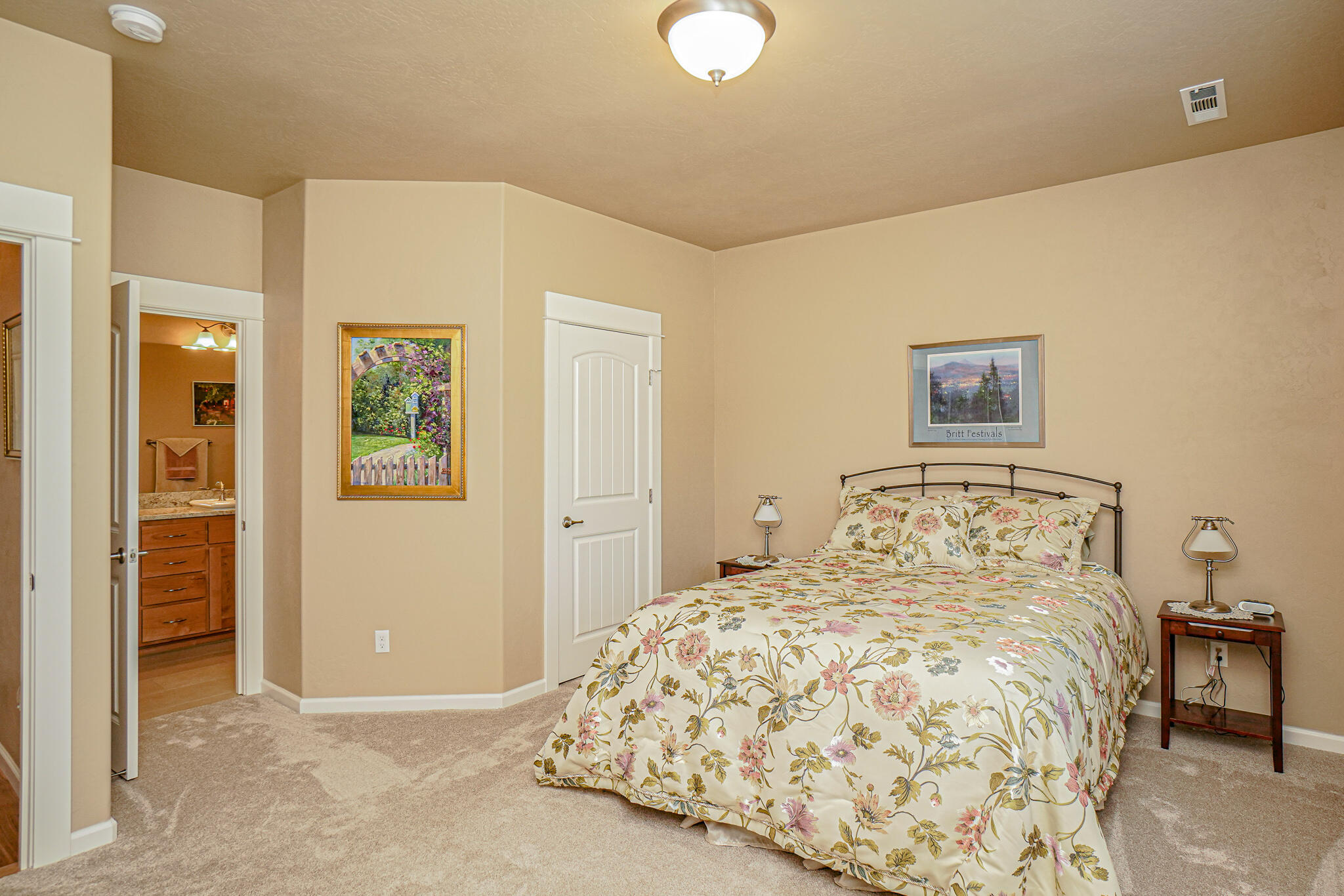 595 South Loop Road Jacksonville, OR 97530 - Photo 19 of 36 DSC00508