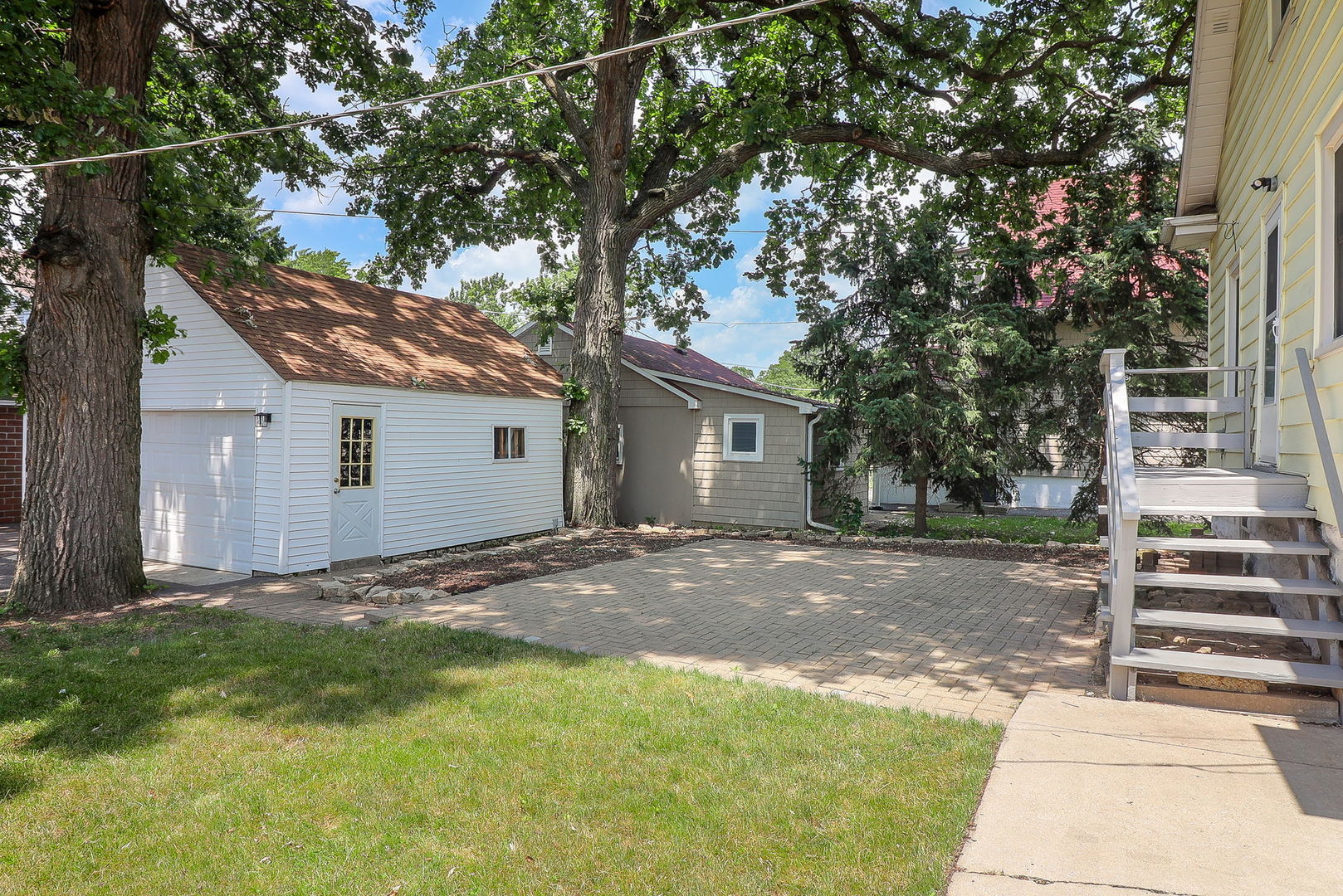 824 State Street Lemont, IL 60439 - Photo 15 of 31 a view of a backyard with large trees