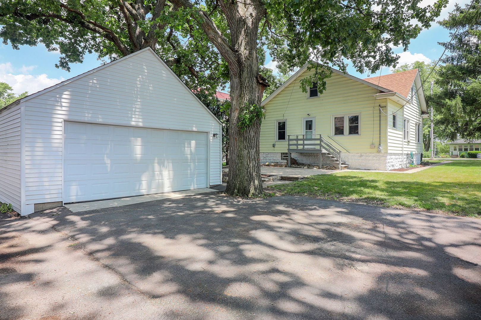 824 State Street Lemont, IL 60439 - Photo 16 of 31 a backyard of a house