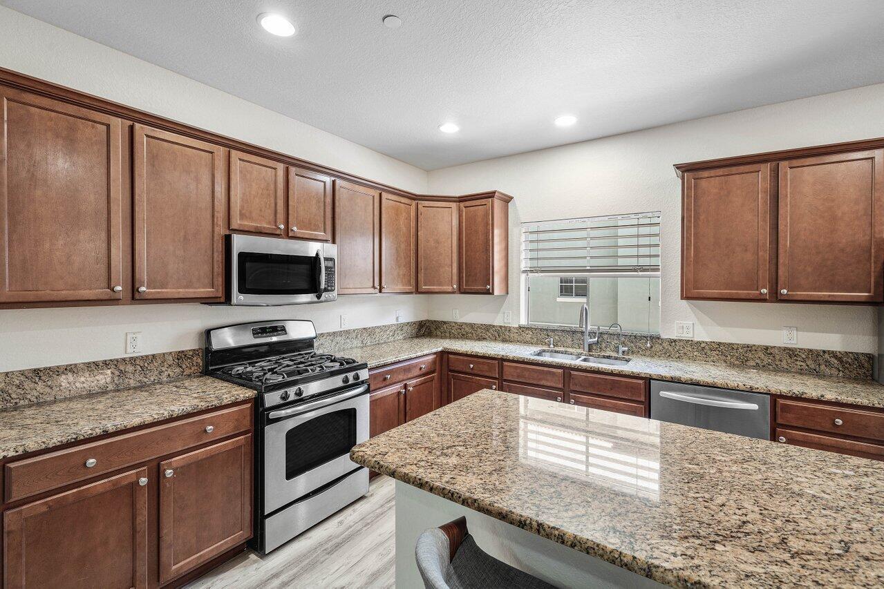 48 Northwest Hawthorne Place Boca Raton, FL 33432 - Photo 11 of 35 Kitchen