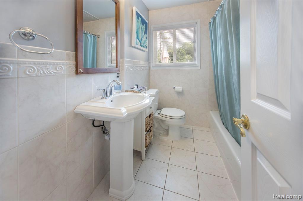 533 Meadow Lane Rochester, MI 48307 - Photo 19 of 35