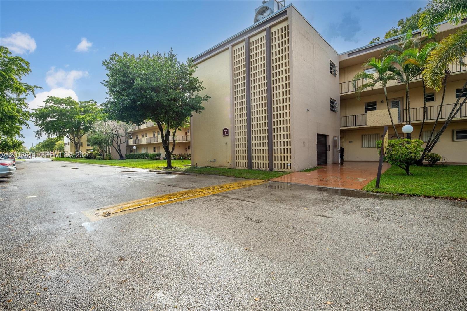 300 Berkley Road, Unit 212 Hollywood, FL 33024 - Photo 28 of 35 Building Exterior