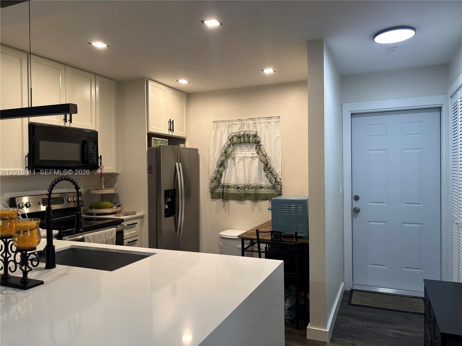 300 Berkley Road, Unit 212 Hollywood, FL 33024 - Photo 9 of 35 Entry and kitchen