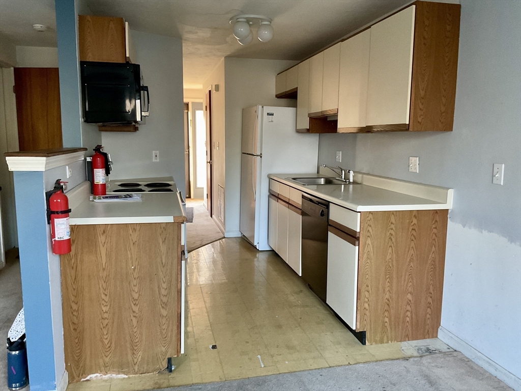 28 Southbridge Road, Unit 402 Charlton, MA 01507 - Photo 4 of 41