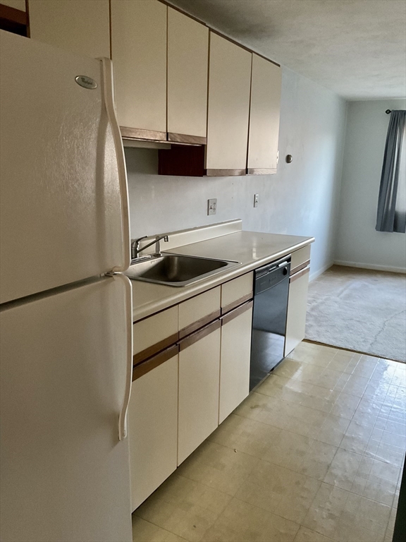 28 Southbridge Road, Unit 402 Charlton, MA 01507 - Photo 5 of 41