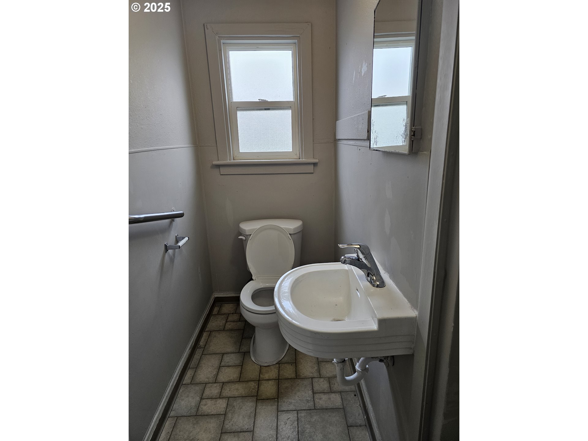 709 Southwest Frazer Avenue Pendleton, OR 97801 - Photo 17 of 28 a bathroom with a sink a toilet and a window