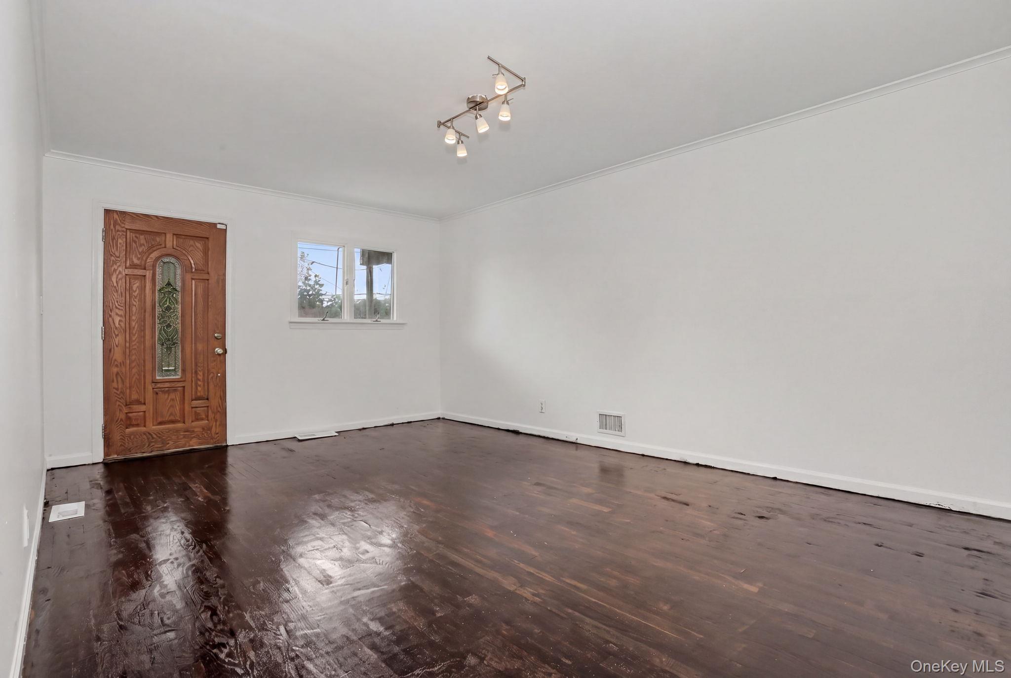 376 County Center Road White Plains, NY 10603 - Photo 7 of 40