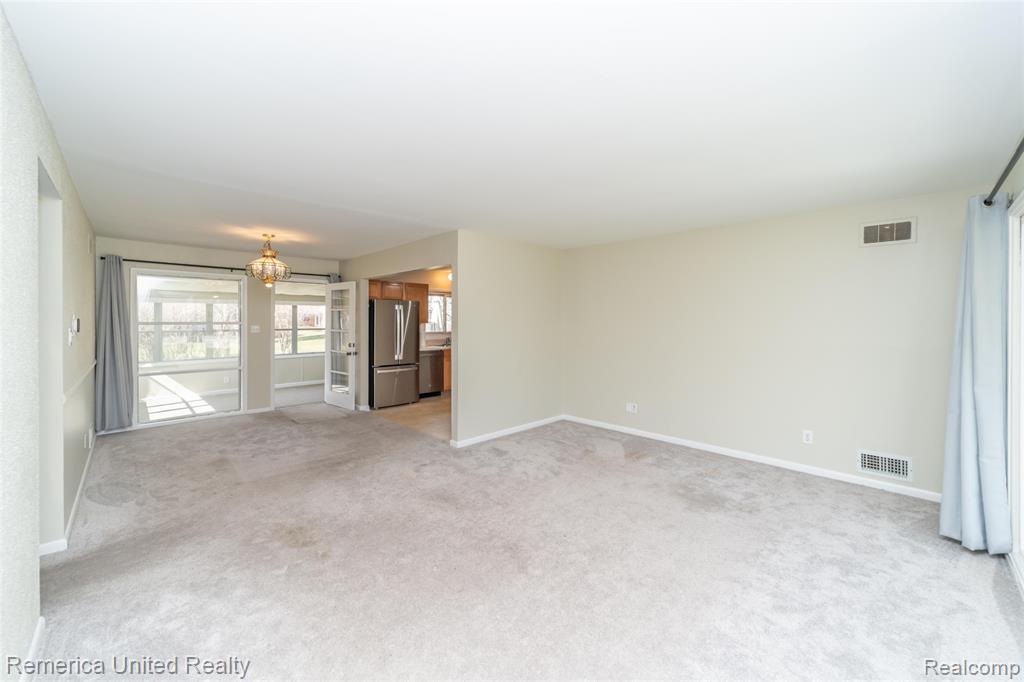 945 North Commerce Road Commerce Township, MI 48382 - Photo 7 of 59