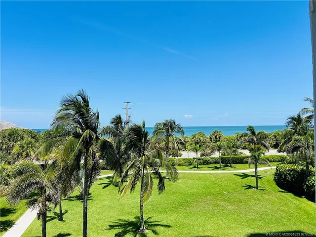 a en suite bathroom with a sink and a mirror