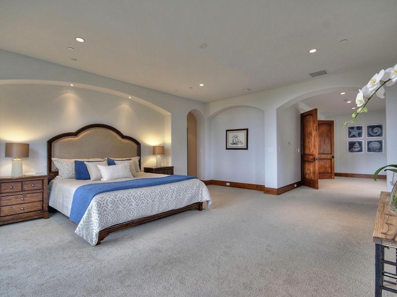 Monterra Oaks Road Monterey, CA 93940 - Photo 30 of 38 a spacious bedroom with a bed and a lamp