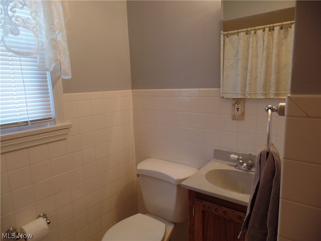 1818 Keystone Road Cleveland, OH 44134 - Photo 17 of 35 Updated first floor bath.