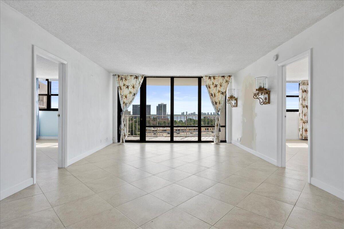 336 Golfview Road, Unit 1009 North Palm Beach, FL 33408 - Photo 8 of 39 Living Room