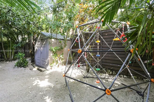 a view of an outdoor space