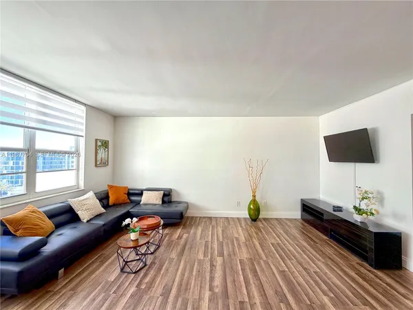 $2,400 | 100 Lincoln Road, Unit 901, Miami Beach, FL 33139